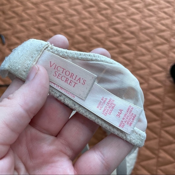 Victoria’s Secret body by Victoria lined Demi bra glitter lace bra sz.34A - Picture 2 of 3